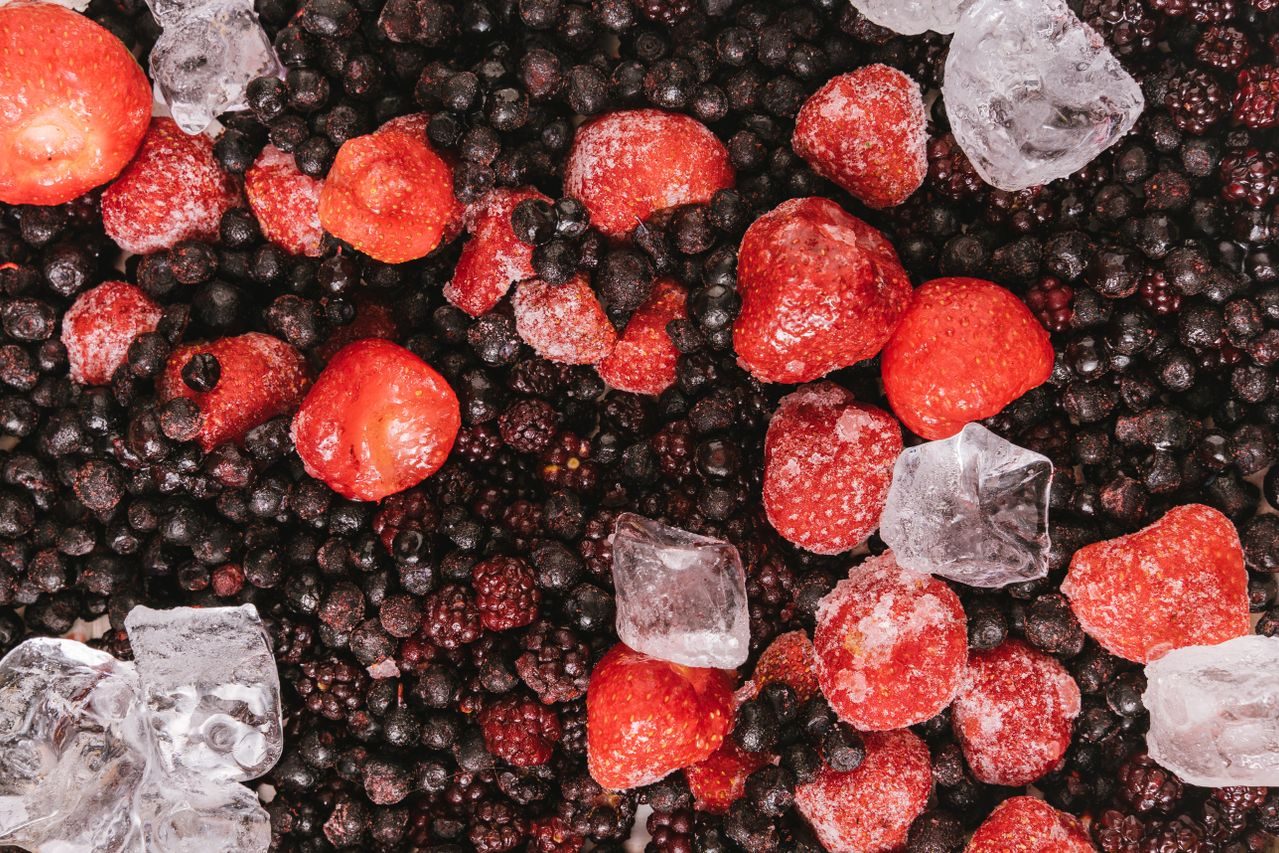 Frutos rojos congelados IQF con hielo: fresas, moras y arándanos