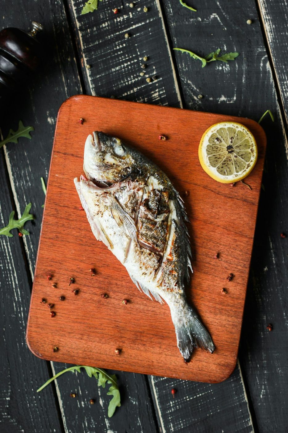 Pescado fresco entero preparado con limón
