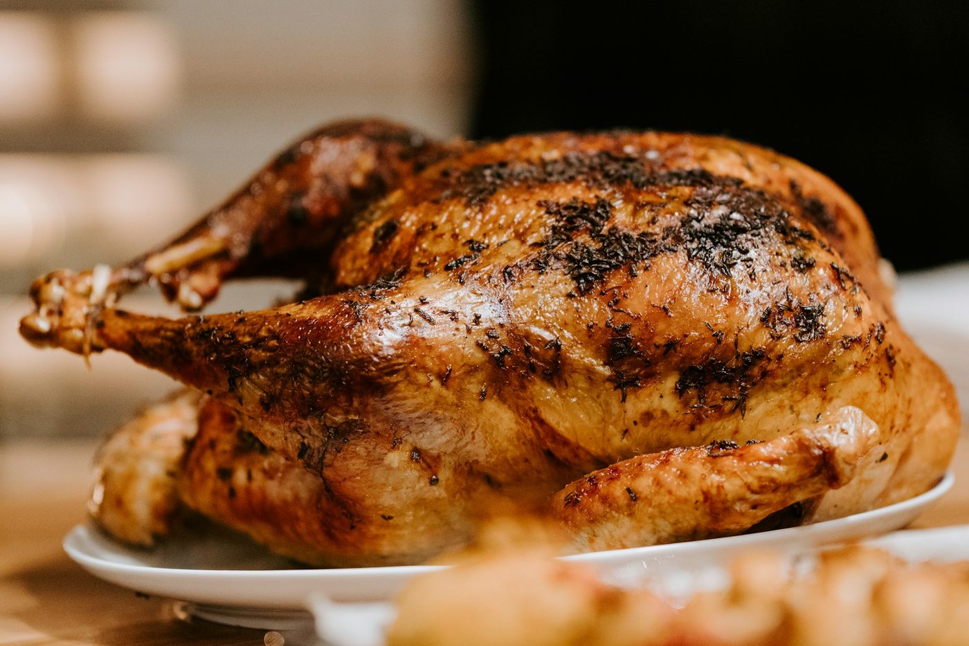 Ave asada dorada, línea de pollo y aves