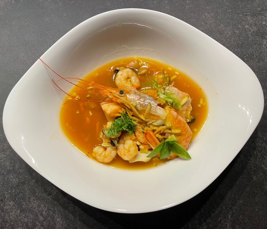 Cazuela de mariscos con camarón, pescado y mejillones