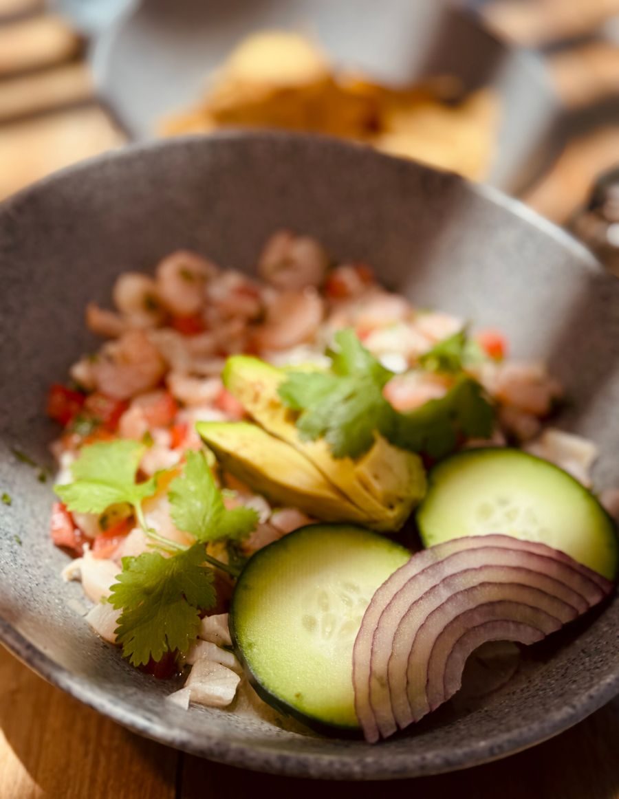 Ceviche de camarón fresco con aguacate y cilantro
